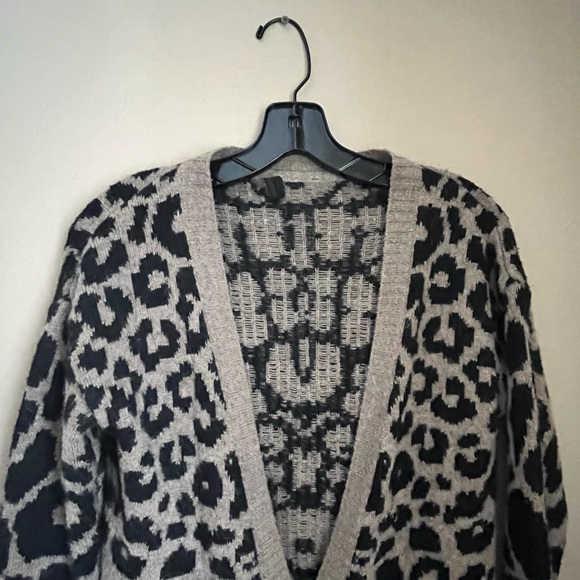 Topshop leopard print v-neck cardigan with front buttons & pockets - Picture 4 of 11